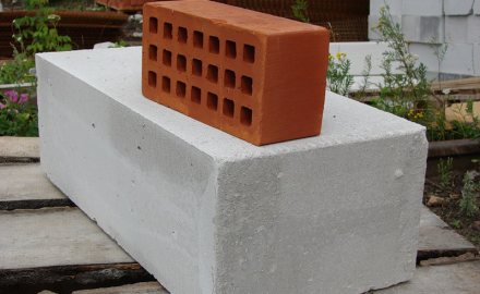 Кирпич и газобетон – два популярных материала в современном частном строительстве.