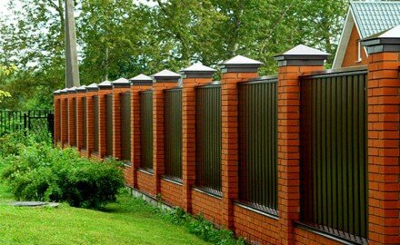 Особенности заборов из профнастила